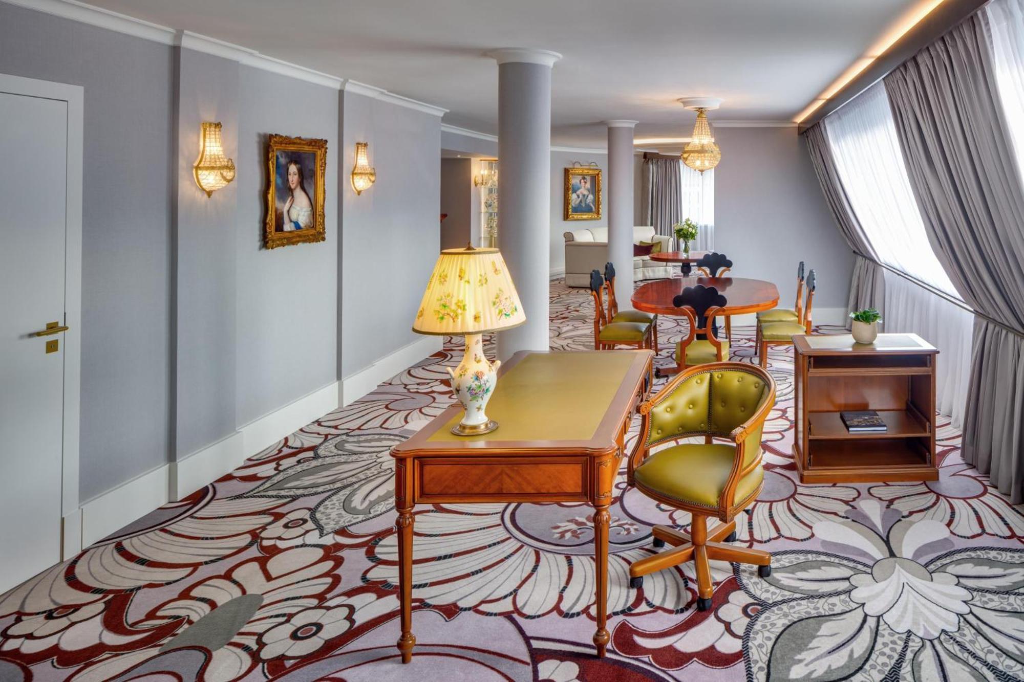 Kempinski Corvinus מלון 5*