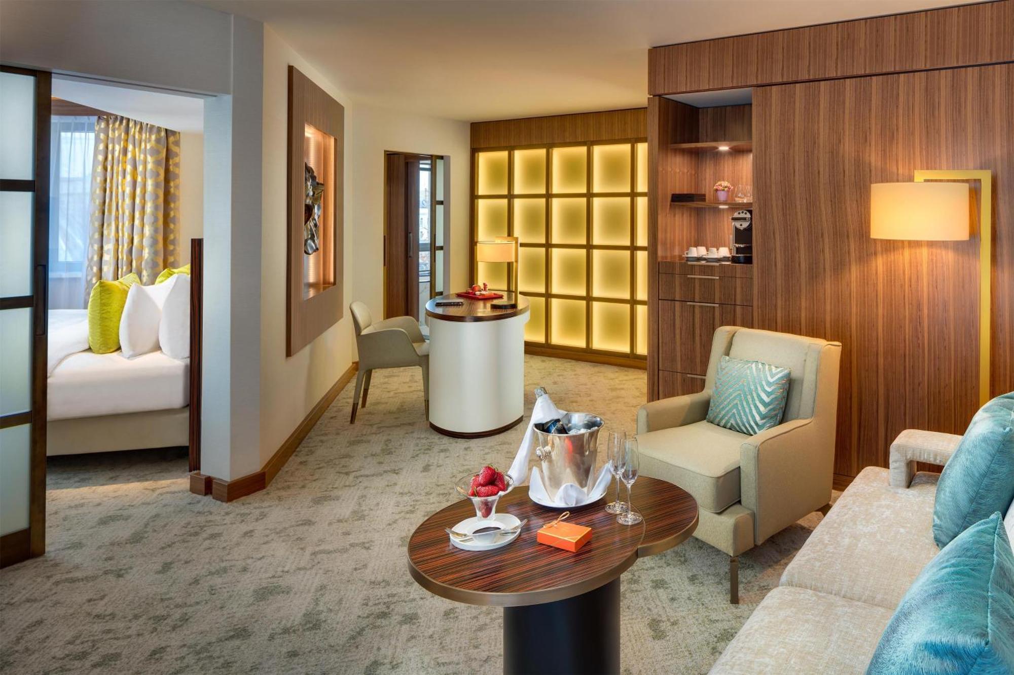 מלון Kempinski Corvinus 5*