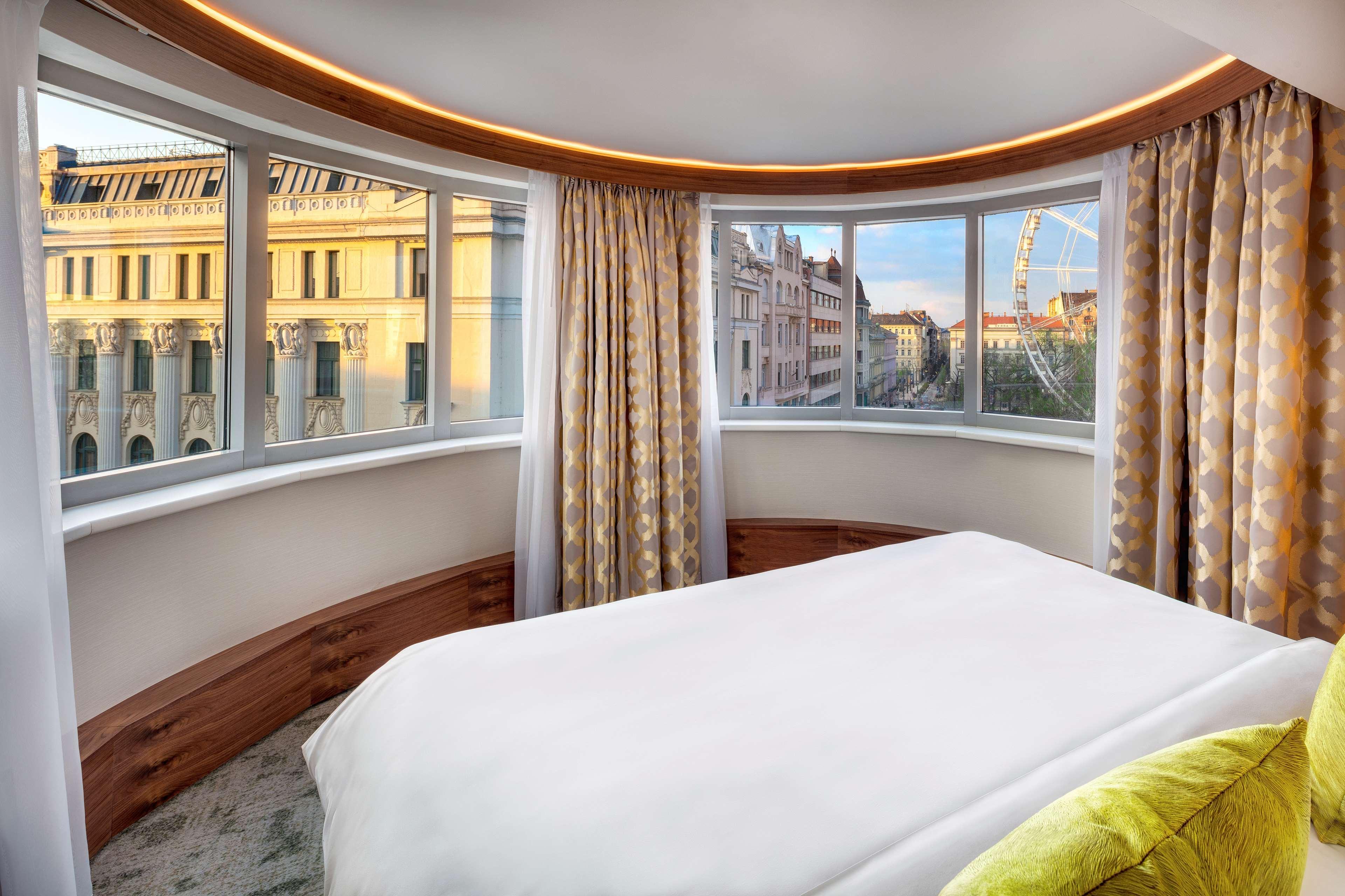 Отель Kempinski Corvinus 5*